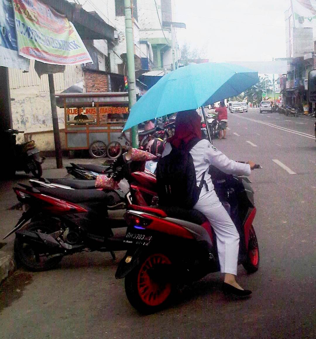 Unik Ini Cara Emak-Emak Bagan Siapi-api Hindari Panas Saat Naik Sepeda Motor