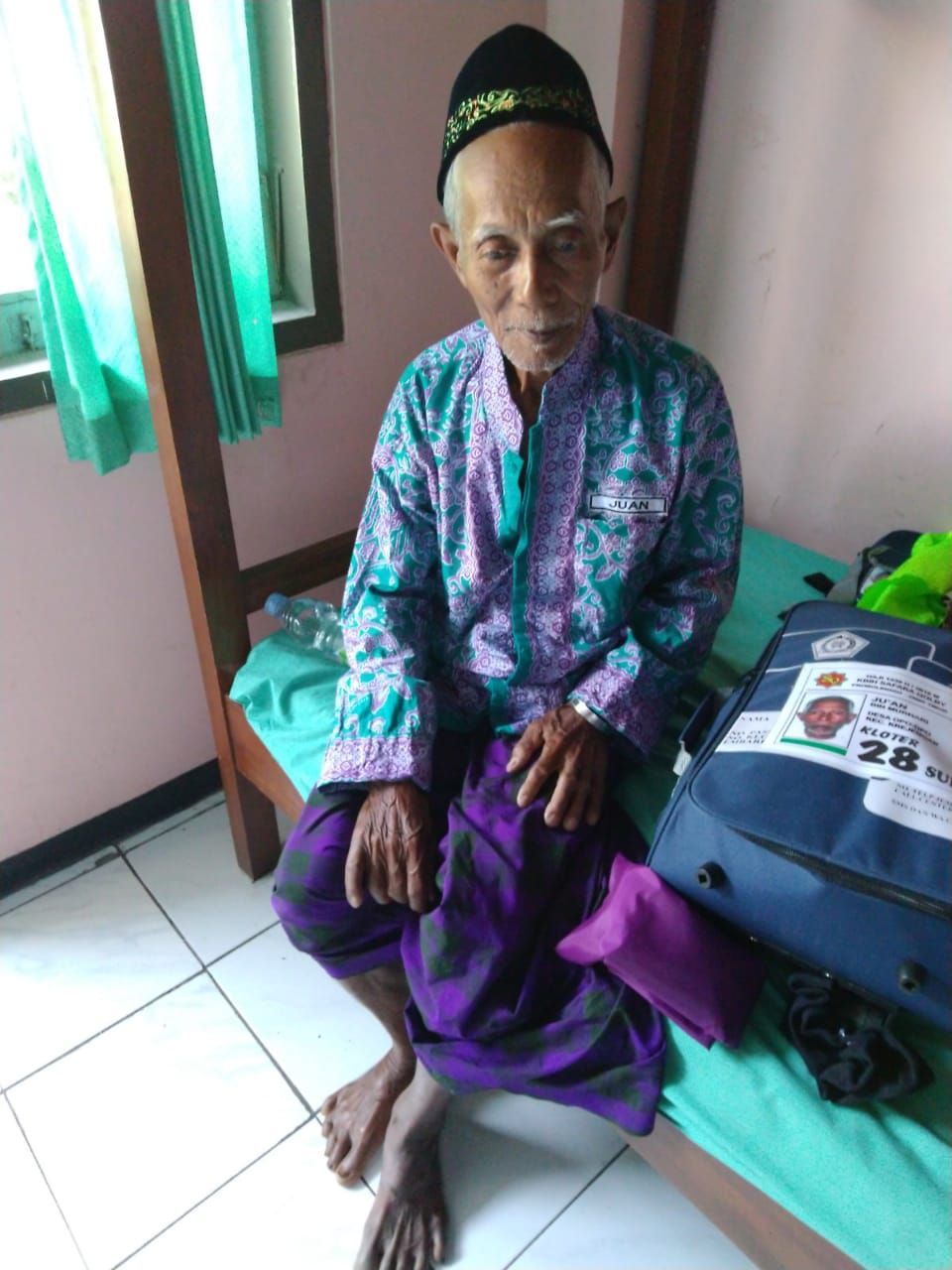 Bernazar Jika Naik Haji, Buruh Tani Ini Memilih Renovasi Mushollah Daripada Gubuk Rumahnya