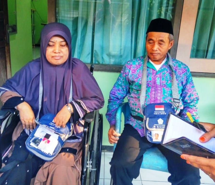 Jatuh Kepleset Sandal, Emak-emak Tetap Nekat Naik Haji