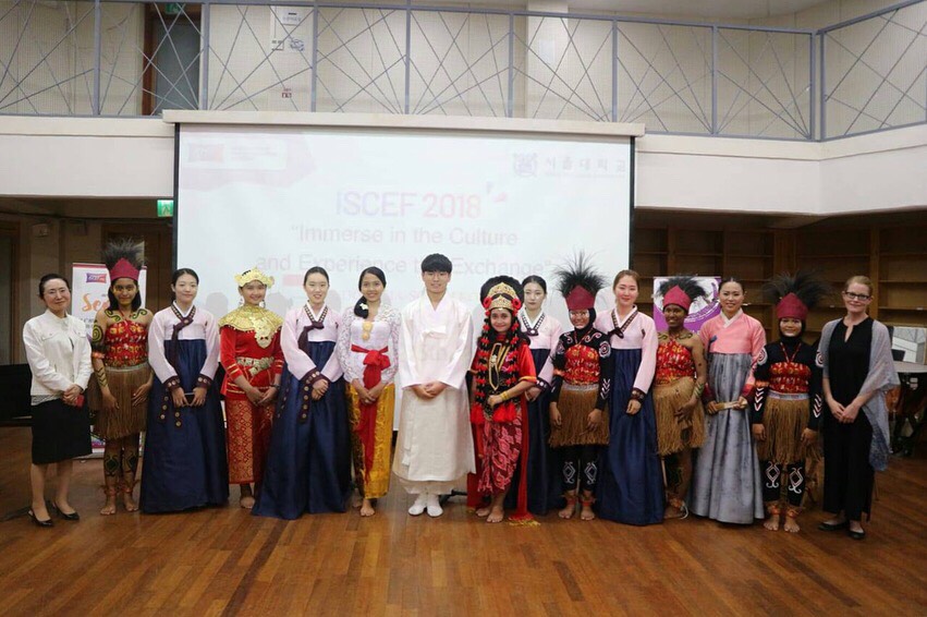 Mahasiswa Psikologi Unair Unjuk Kebolehan Tari Topeng Klana Di Korea