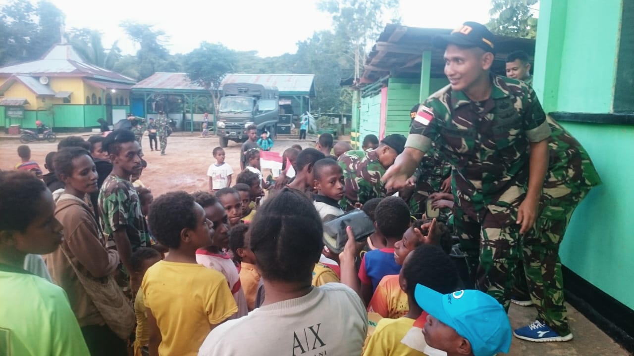 Puluhan Warga Kampung Mawan Peroleh Tambahan Gizi Dari Prajurit Raider 500/Sikatan