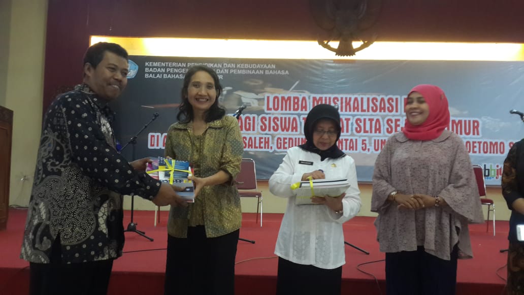 Fakultas Sastra Unitomo Dan Balai Bahasa Jatim Berkolaborasi Gelar Lomba Musikalisasi Puisi Tingkat SMA Se-Jawa Timur