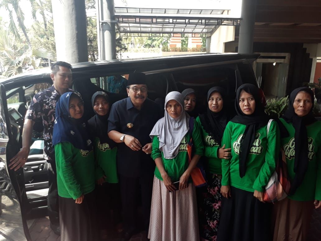 Pakde Karwo Akan Tindak Lanjut Pencemaran Limbah Lakardowo Setelah Temui Perwakilan Green Woman