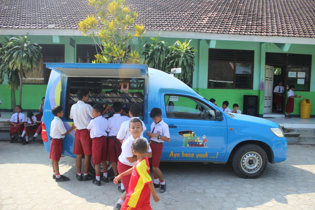 Perpustakaan Keliling Untuk Siswa SD Madiun Dari Universitas Mummadiyah Malang