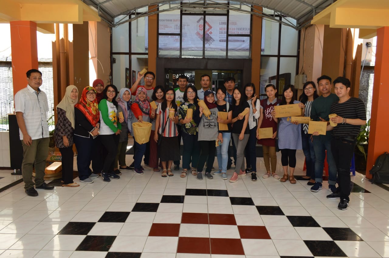 Belasan Mahasiswa Asing Ramaikan Lomba Agustusan di Pusat Bahasa Unair