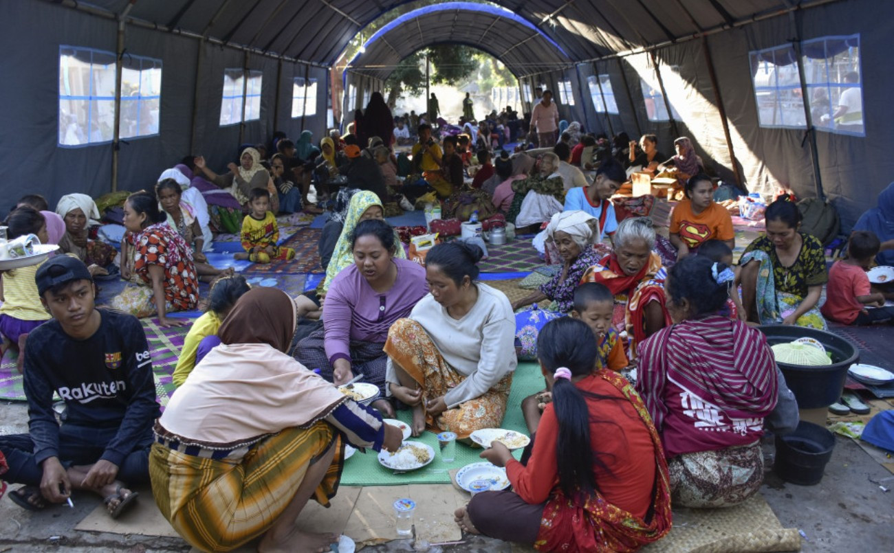 Minim Pasokan Air Bersih, Pengungsi Gempa Lombok Terpaksa Minum Air Sungai