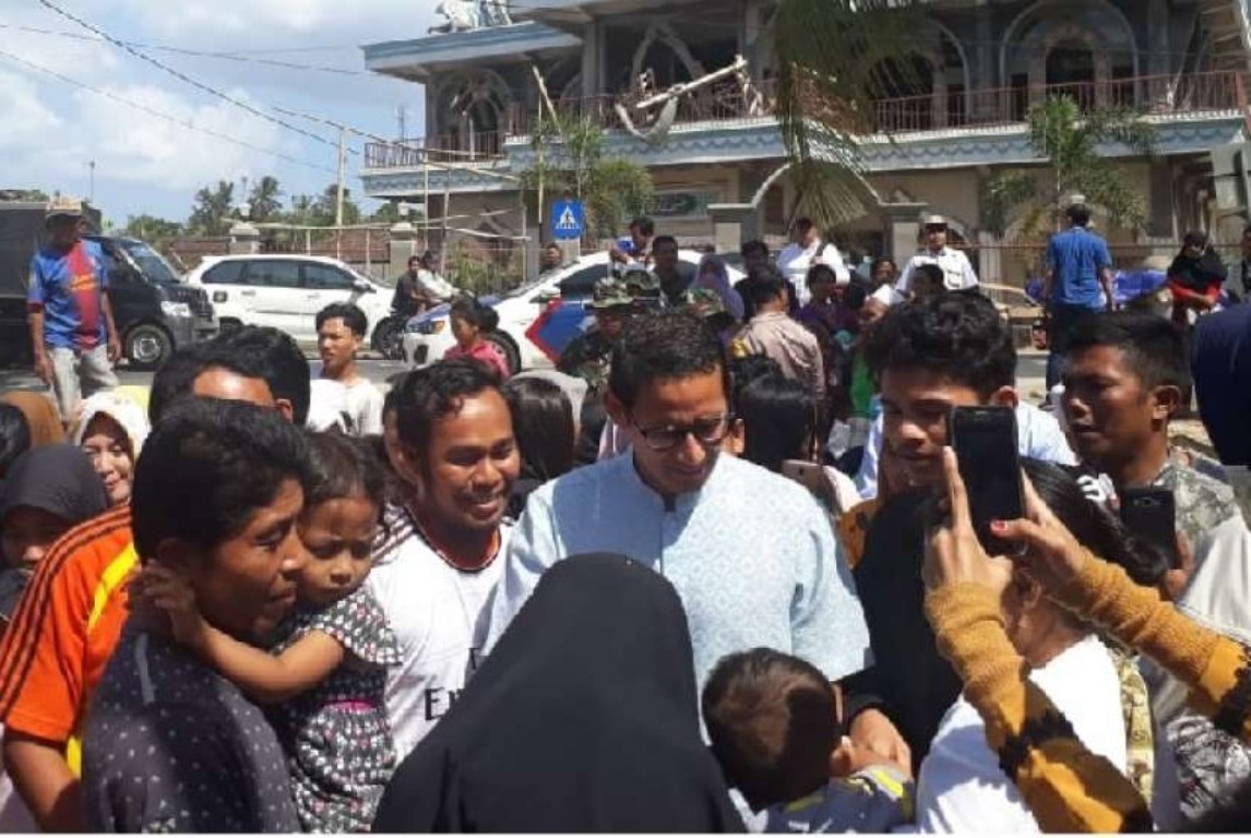 Sambangi Korban Gempa Lombok, Sandiaga Berikan Bantuan Untuk Para Pengungsi