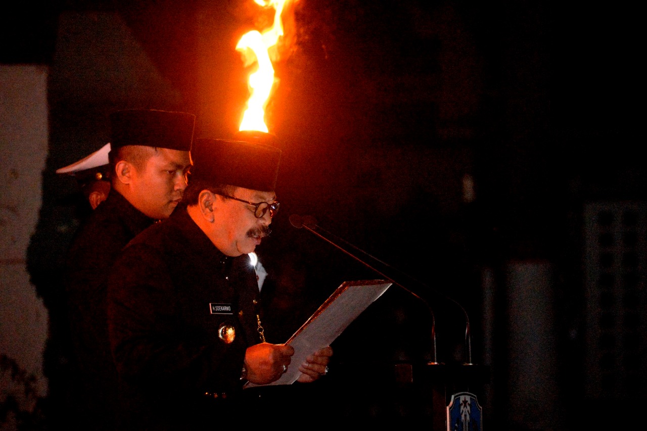 Pakde Karwo Pimpin Apel Kehormatan dan Renungan Suci di TMP Kusuma Bangsa
