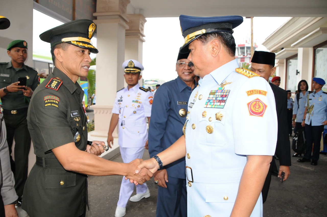 Danrem 083/Baladhika Jaya Sambut Kedatangan Panglima TNI Di Malang