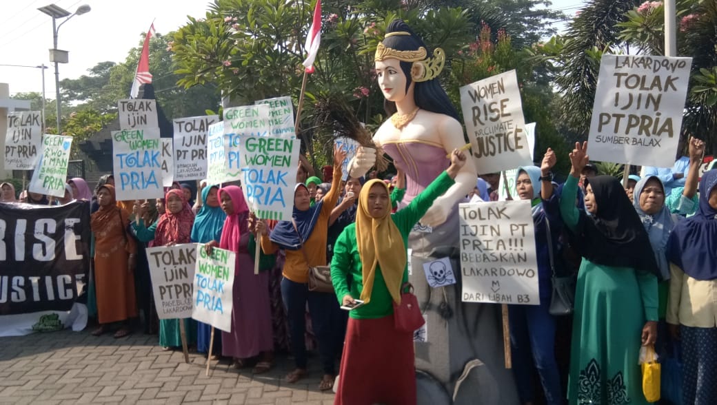 Bawa Patung Ogoh-Ogoh Dwi Sri, 200 Perempuan Lakardowo Demo Limbah Sampah Beracun