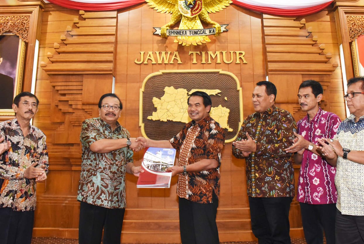 Gubernur Serahkan 40 SK PAW Anggota DPRD Kota Malang