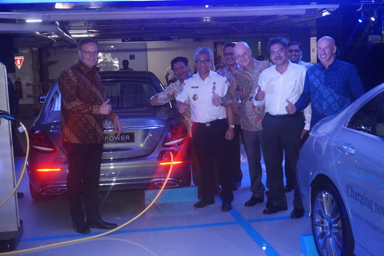 Mercedes Benz Kenalkan Pom Pengisian Listrik Pertama di Indonesia