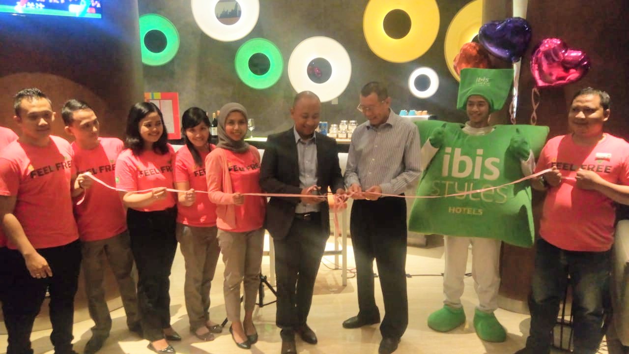 J-Lounge Ibis Style Jemursari, Tempat Nongkrong Anak Muda Jaman Now