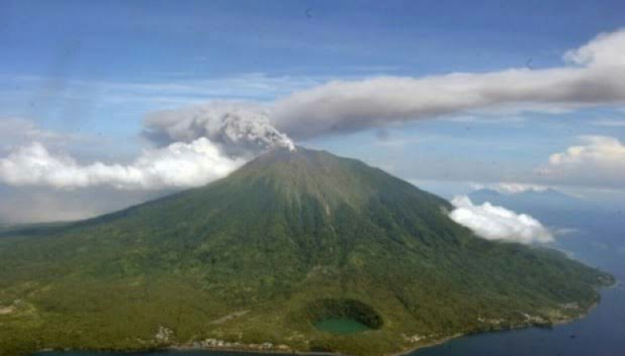 Aktivitas Mulai Meningkat, Gunung Gamalama Semburkan Asap Setinggi 250 Meter