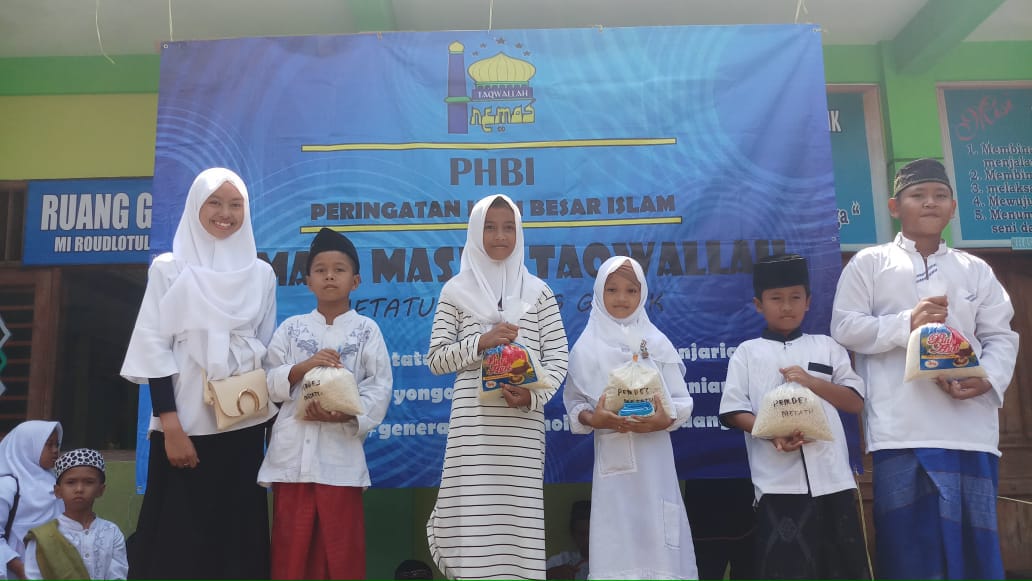 Memeriahkan HSN, Remaja Masjid Taqwallah Gelar Jalan Santri
