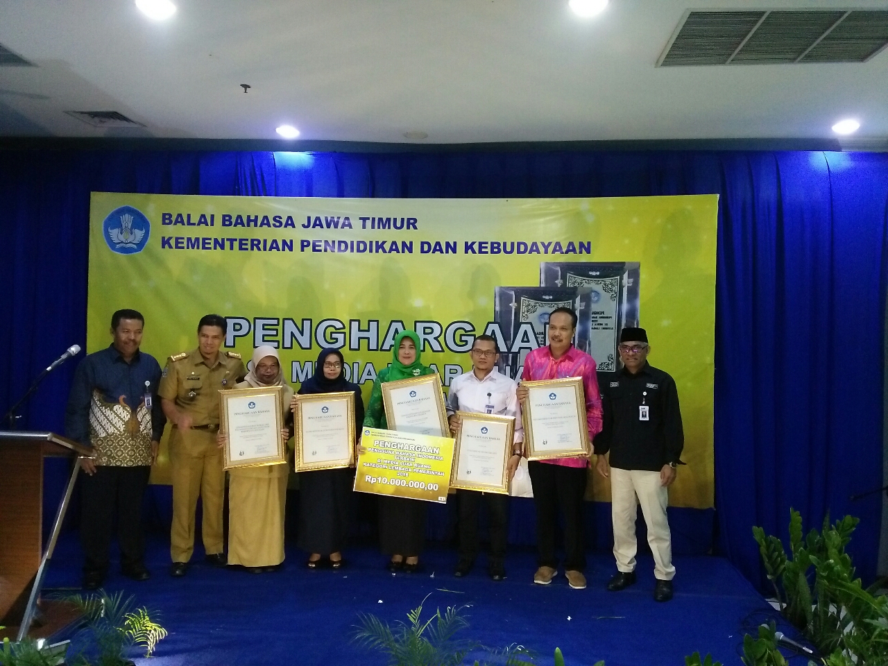 Balai Bahasa Jawa Timur Berikan Penghargaan Penggunaan Bahasa Media Luar Ruang