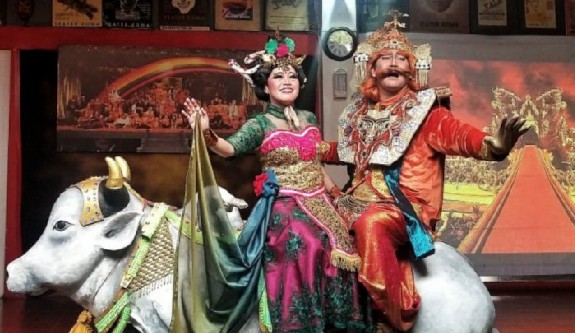 Teater Koma Pentaskan Mahabarata: Asmara Raja Dewa