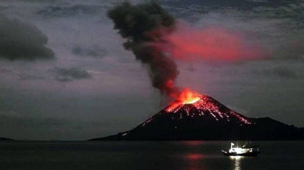 Anak Krakatau Erupsi, Tsunami Terjang Selat Sunda, 20 Meninggal Dunia