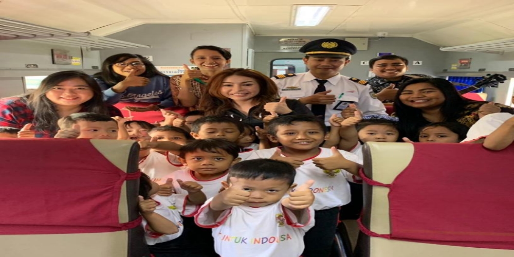 Caleg Cantik Ini Ajak Puluhan Anak Keliling Surabaya