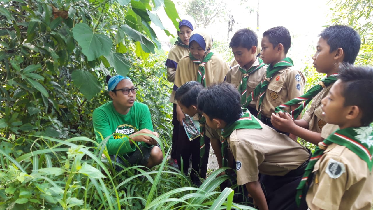 Siswa Muhammadiyah Wringinanom Belajar flora fauna Di Kali Brantas