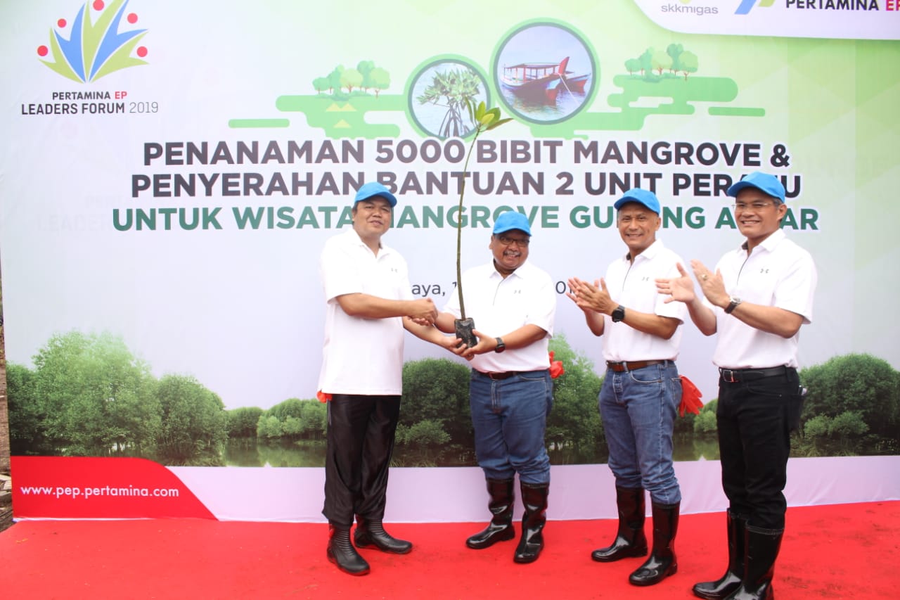 Dukung Kelestarian lingkungan, Pertamina EP Berikan 5.000 Bibit Mangrove Dan 2 Perahu Di Kebun Raya Mangrove Surabaya
