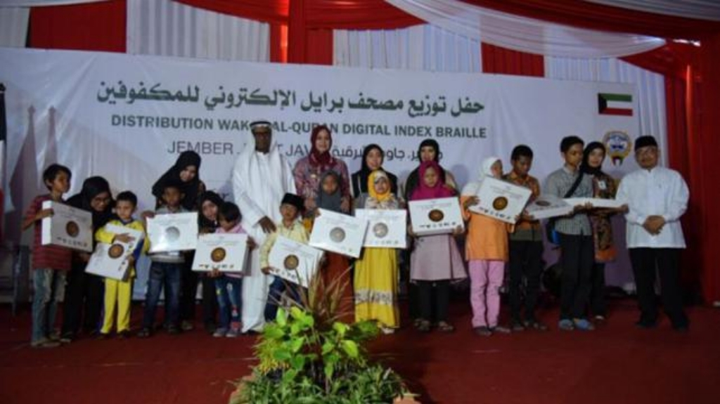 Kuwait Wakafkan 1000 Al Quran Braile untuk Tunanetra Jatim