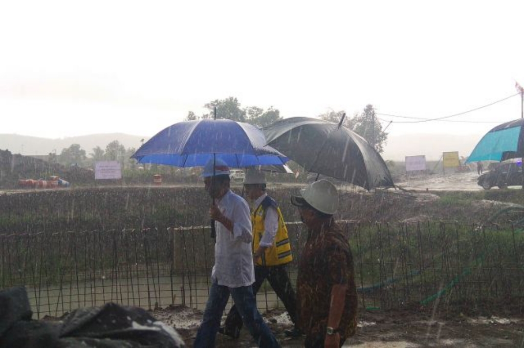 Tinjau Blitar, Jokowi Disambut Hujan