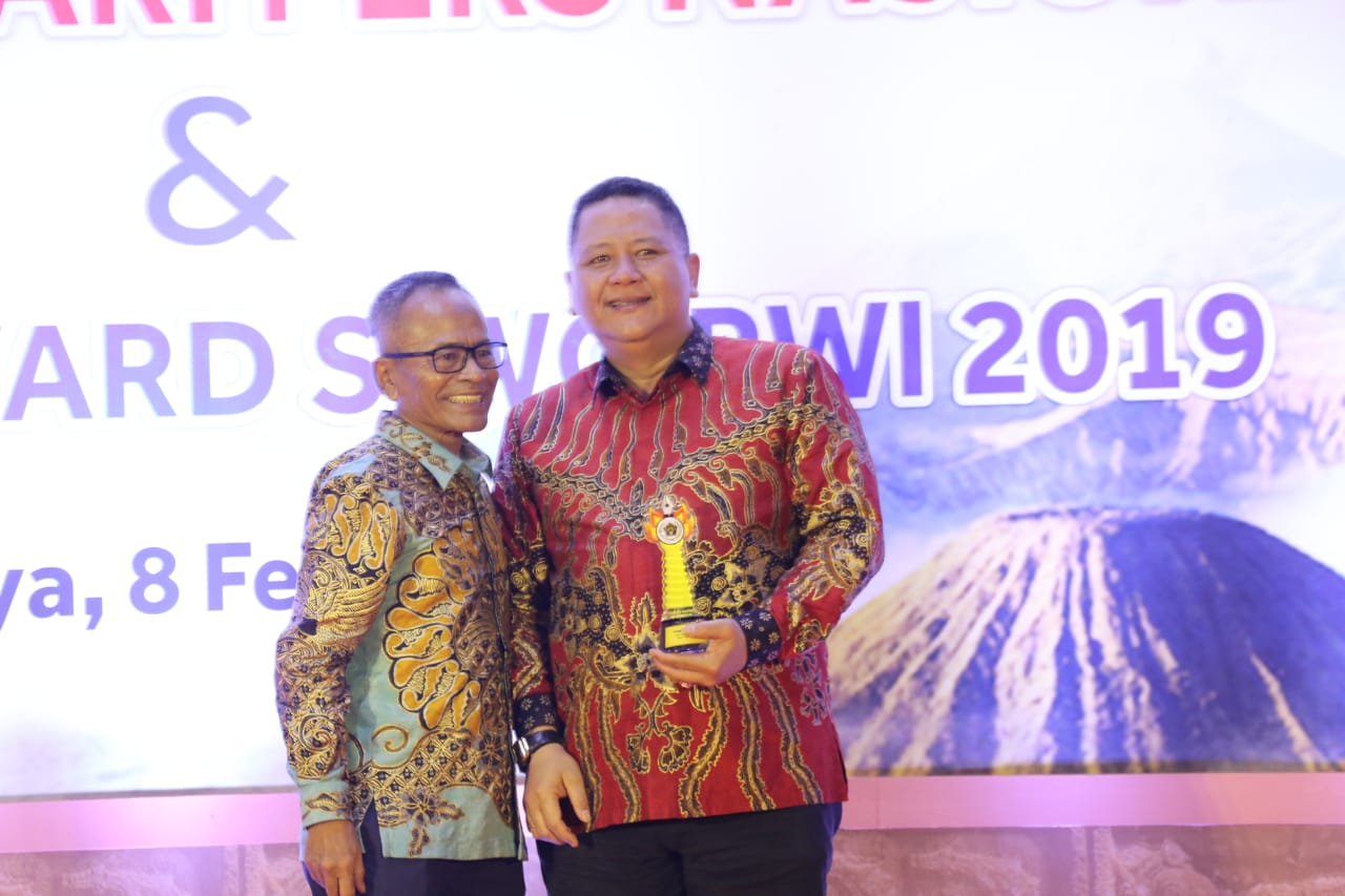 Peduli Persebaya, Wakil Walikota Surabaya Raih &lsquo;Golden Award SIWO PWI Pusat 2019&rsquo;