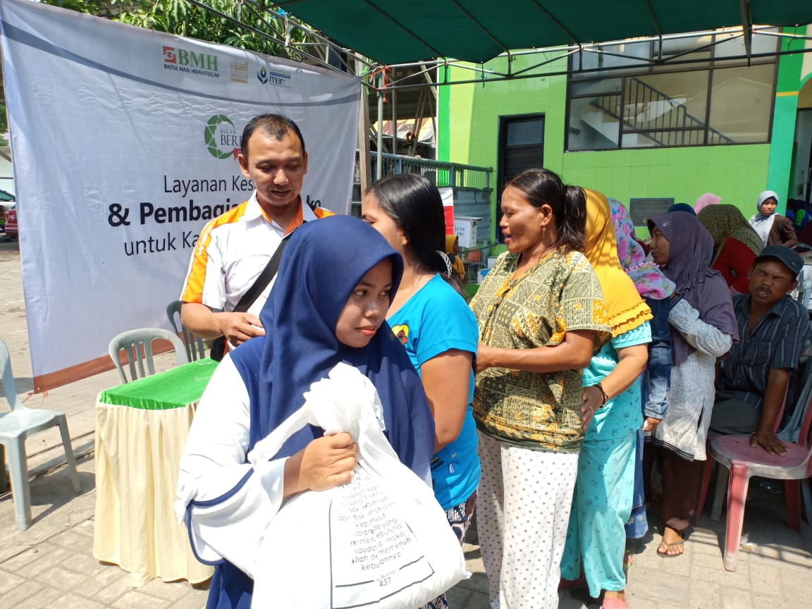 BMH Bagi-bagi Sembako dan Cek Kesehatan Gratis Dhuafa di Kampung Pemulung
