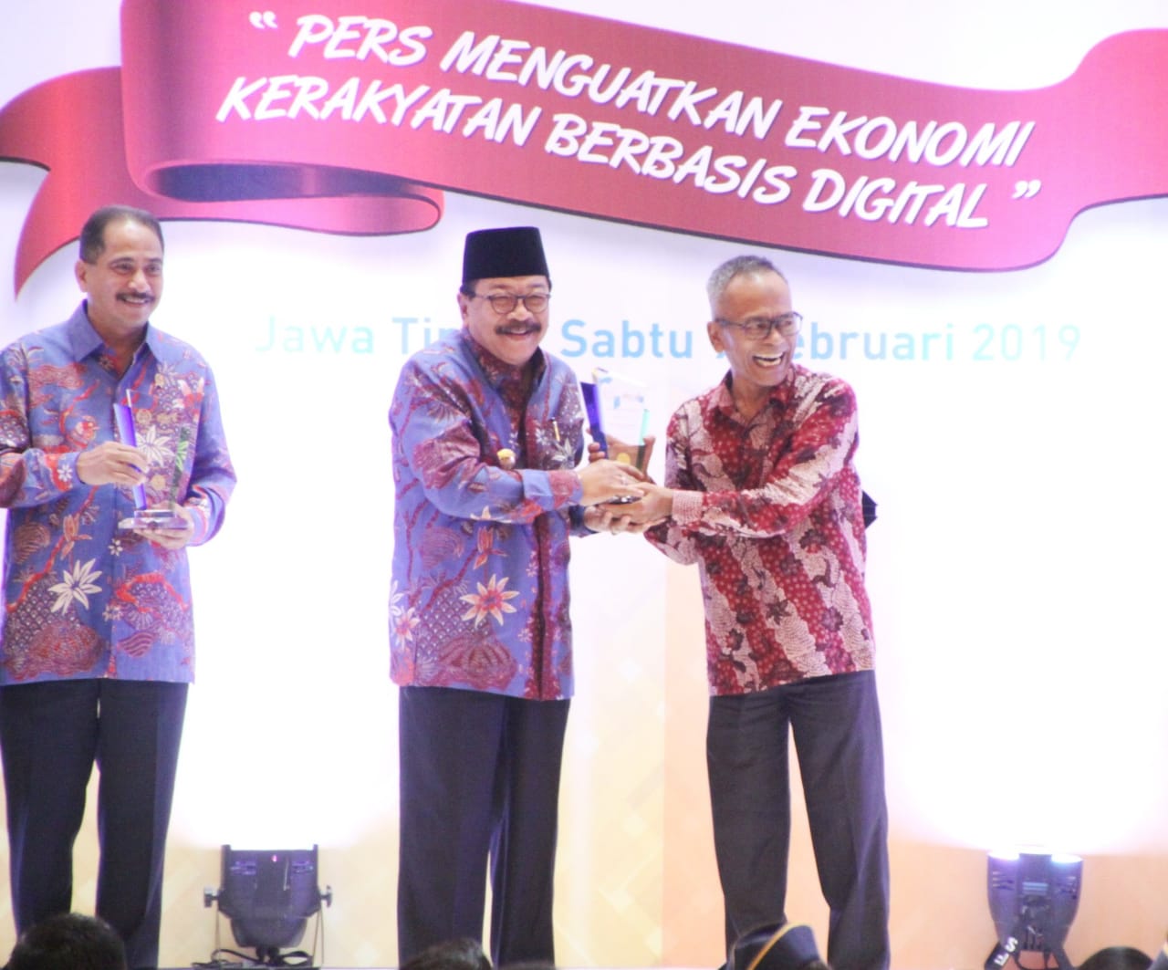 Pakde Karwo Raih Penghargaan Digital Award