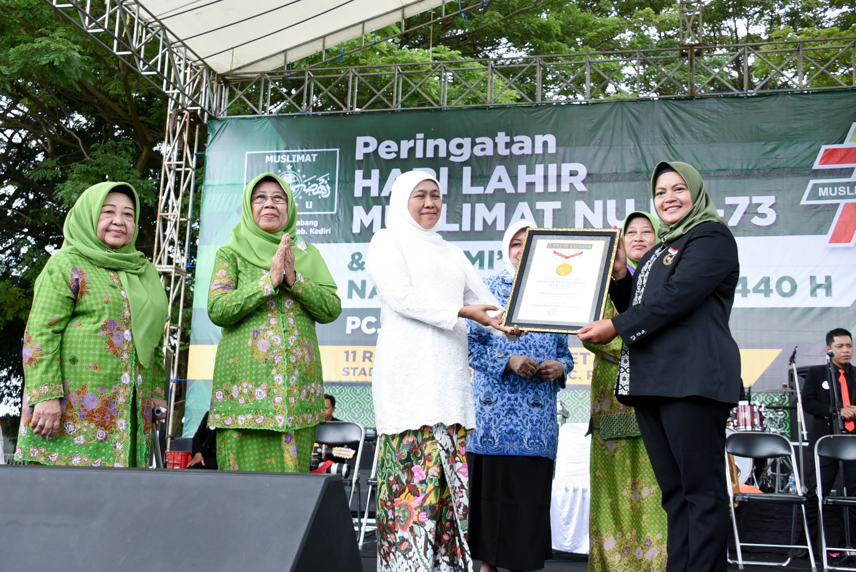Rekor Muri Makan Lele Terbanyak Bersama Khofifah