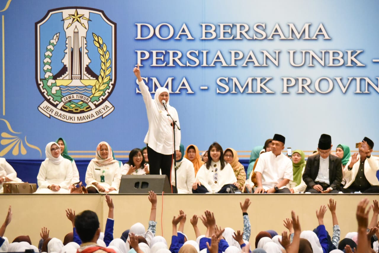 Jelang UN SMA/SMK, Khofifah Gelar Doa Bersama dan Puasa