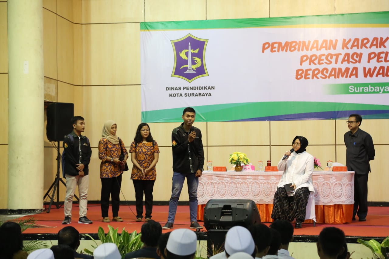 Wali Kota Surabaya Beri Motivasi 1800 Siswa SMP Agar Jauhi Narkoba dan Miras