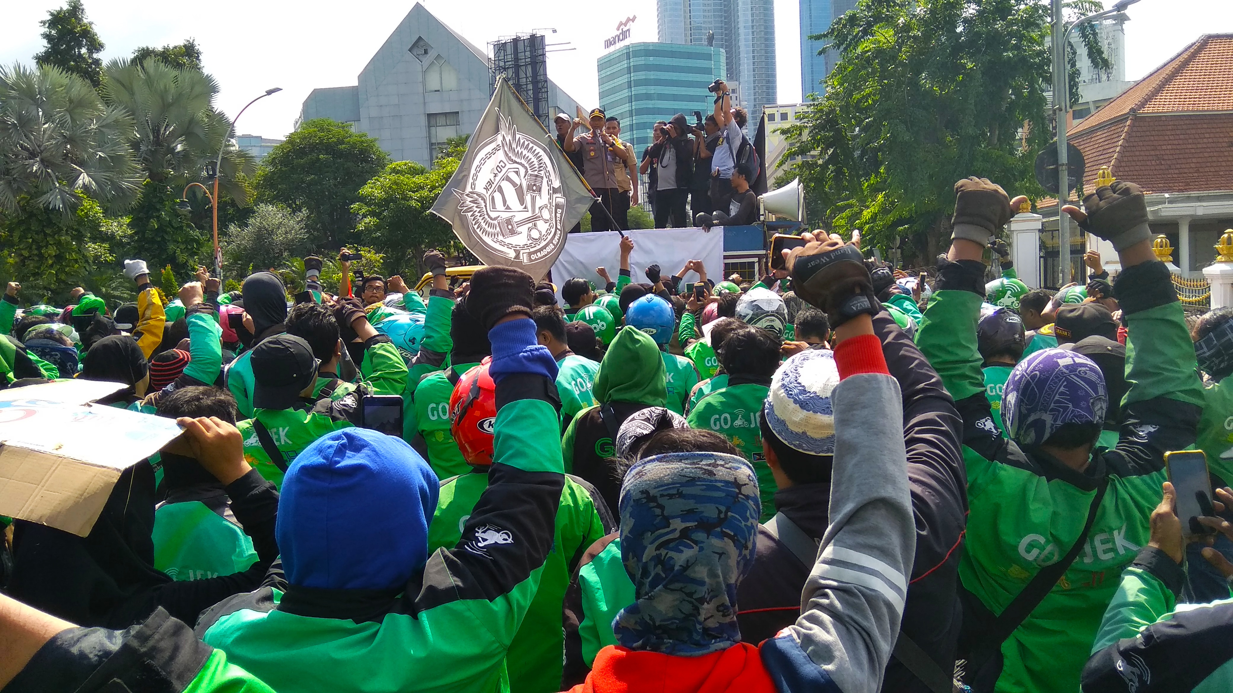 Grahadi Surabaya Macet, Ratusan Driver Ojol Demo 8 Tuntutan