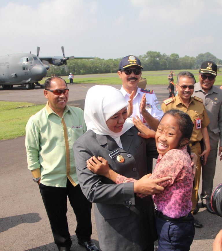 Khofifah Terbang Naik Hercules Bareng Anak-Anak Berkebutuhan Khusus