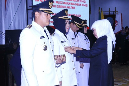 Khofifah Lantik Walikota Kota Kediri dan Madiun 2019-2024