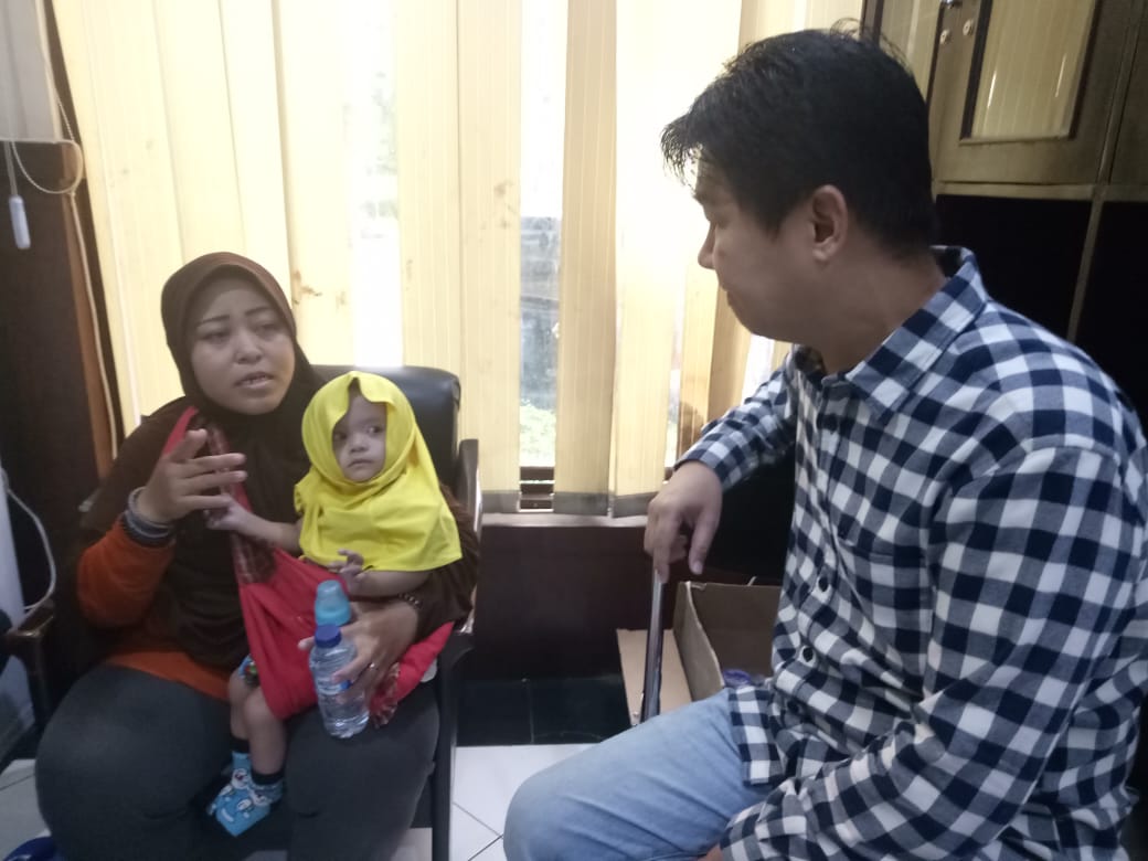 Kesulitan Biaya Berobat, Balita Azkiya Digendong Ibunya Wadul Ke Dewan Surabaya