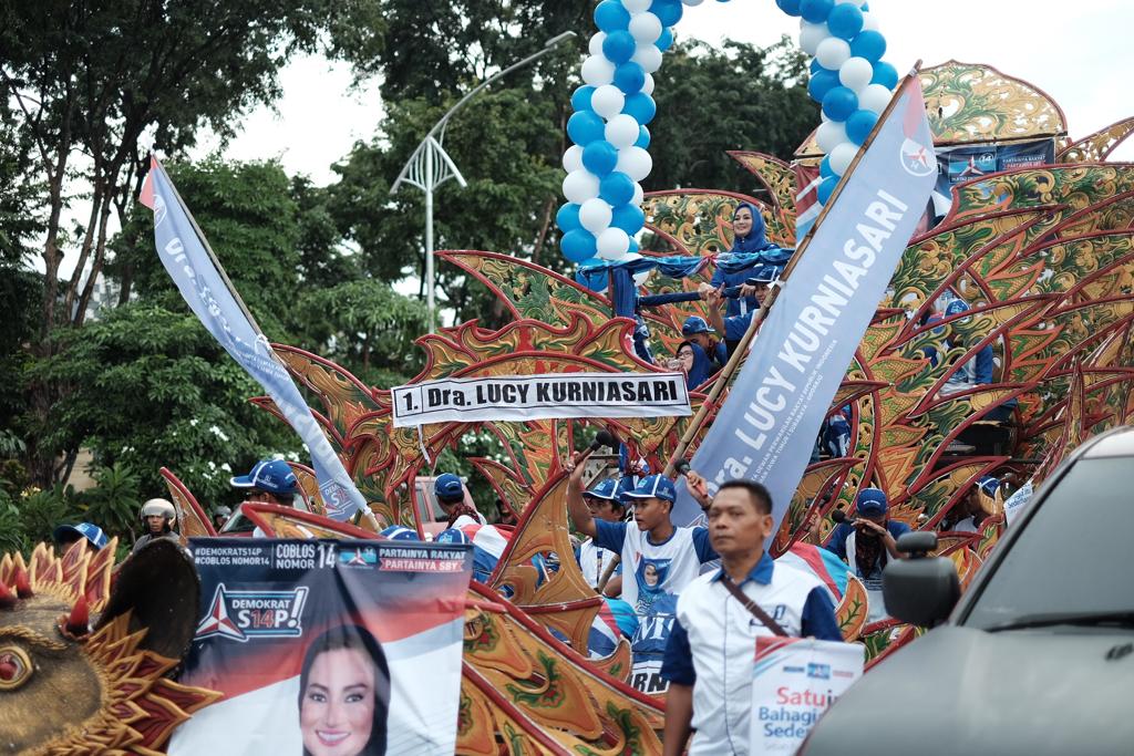 Hadiri Pidato Politik AHY Gunakan Mobil Hias, Ning Lucy Sedot Perhatian