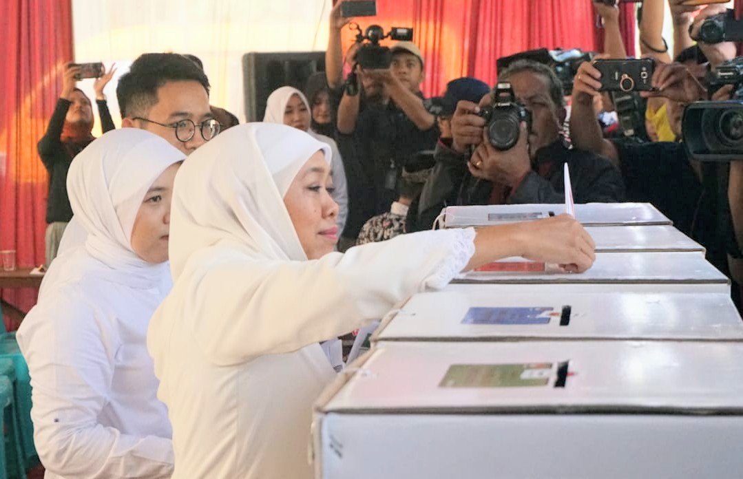 Berpakaian Serba Putih, Khofifah Mencoblos 10 Menit