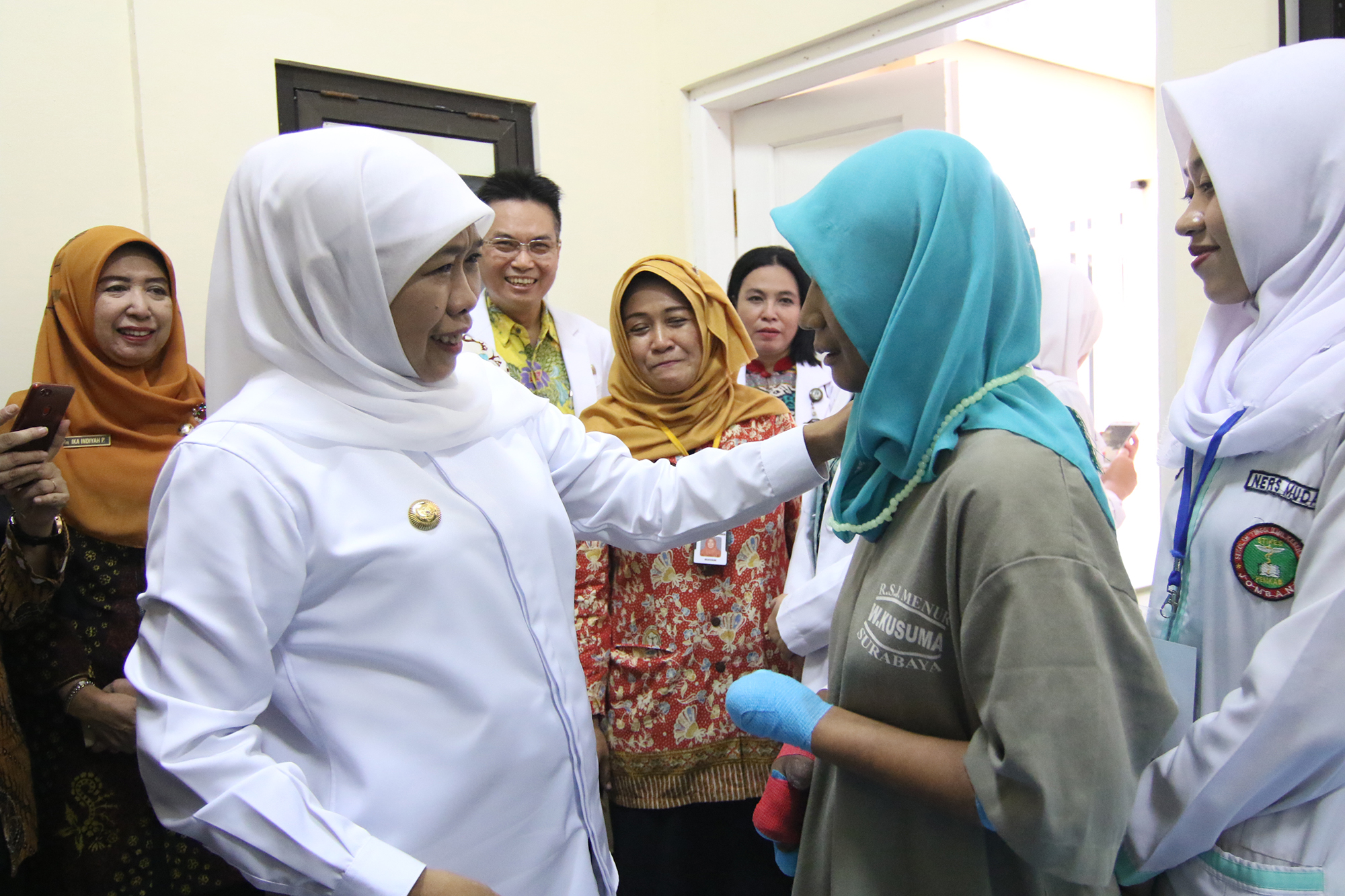 Khofifah Bagi Tasbih Untuk Pasien RSJ Menur