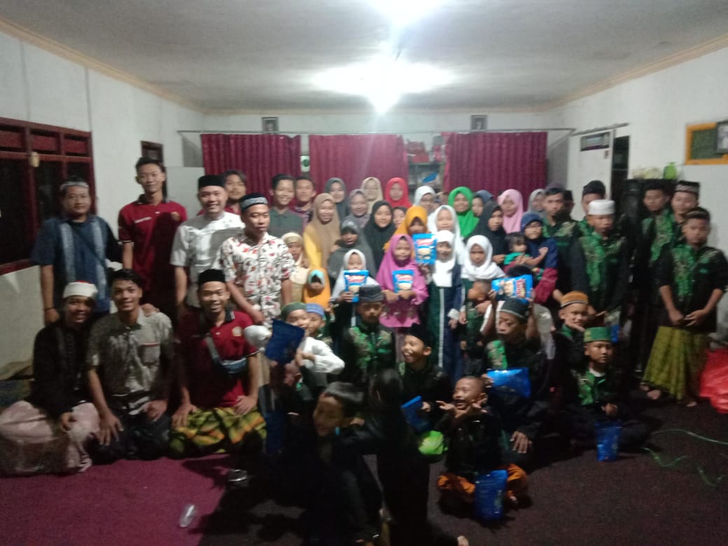 Pemuda Dusun Metatu Benjeng Berbagi Takjil dan Santuni Anak Yatim