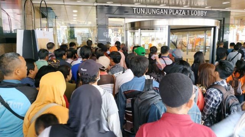Antrean SIM Corner Tunjungan Plaza 1 Membludak