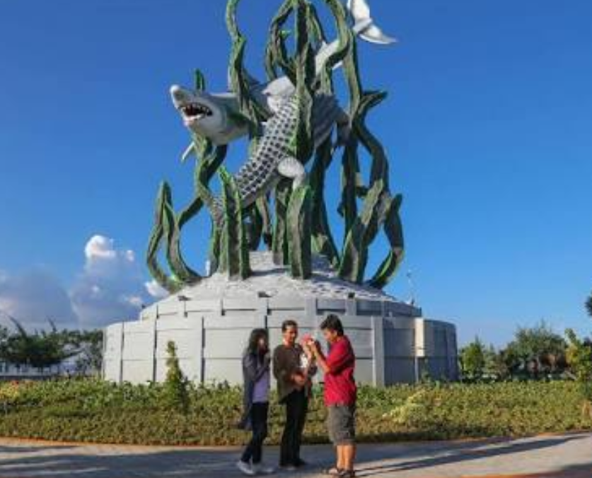 Warga Luar Surabaya Nikmati Libur Lebaran di Patung Suroboyo