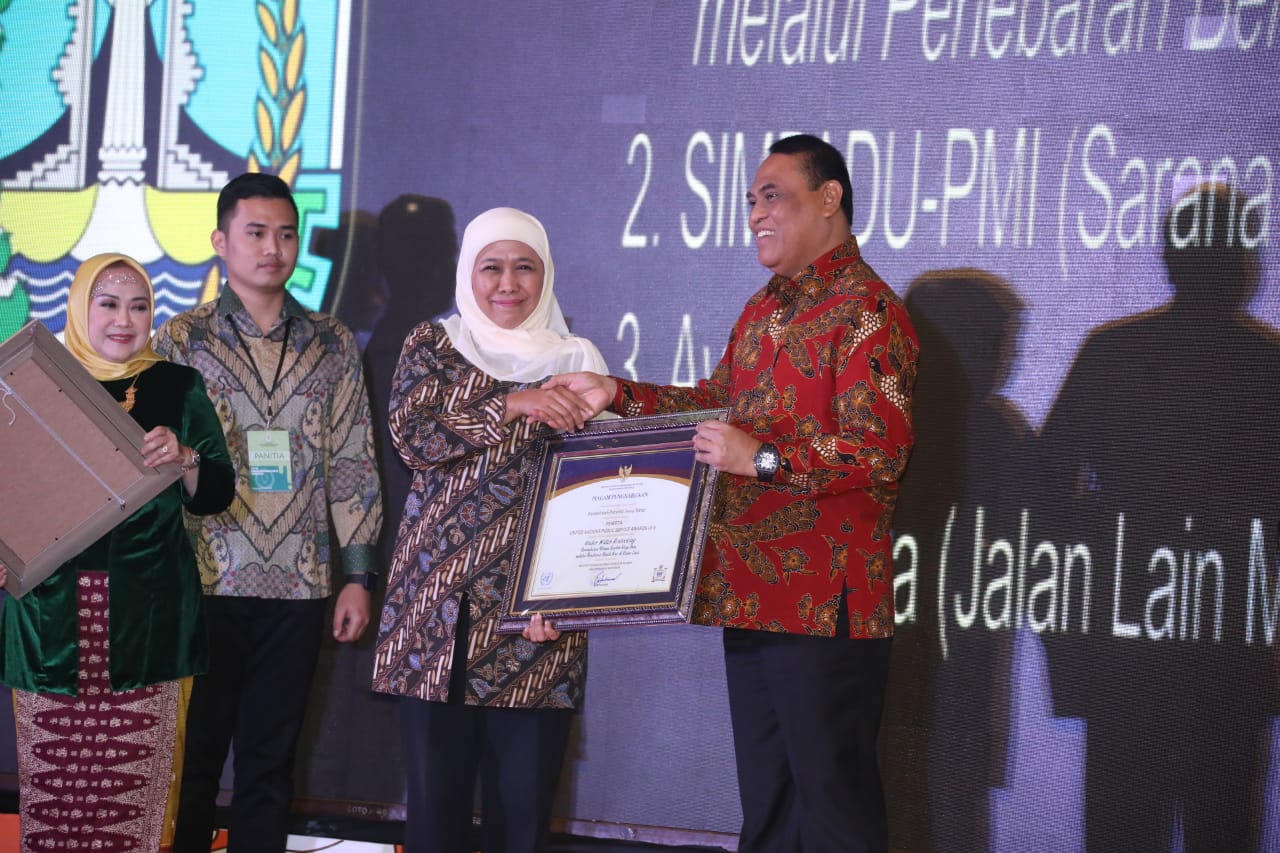 Khofifah Terima Penghargaan UNPSA dari MenPAN RB