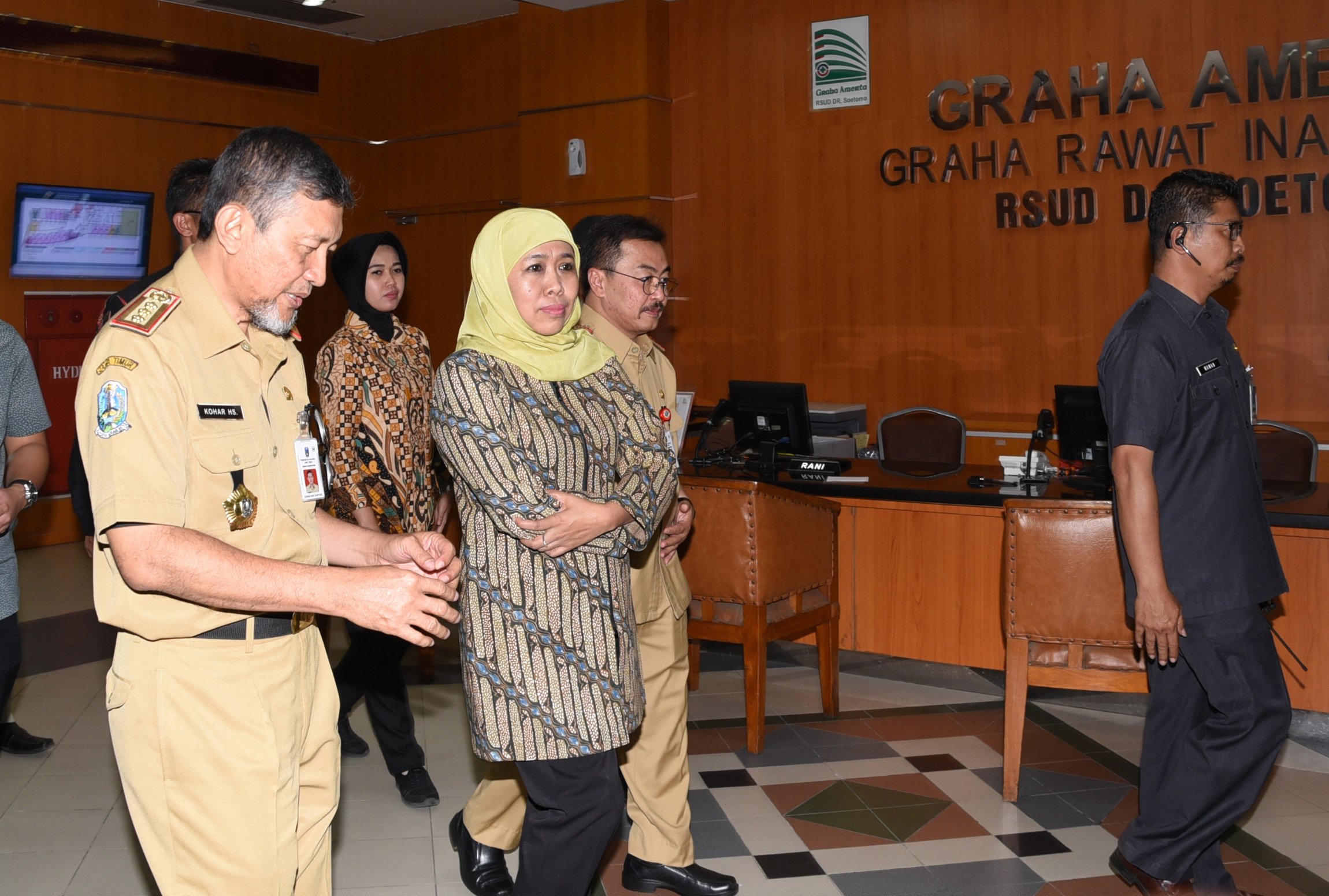 Jenguk Risma, Khofifah Nyatakan Sehat Dan Ceria