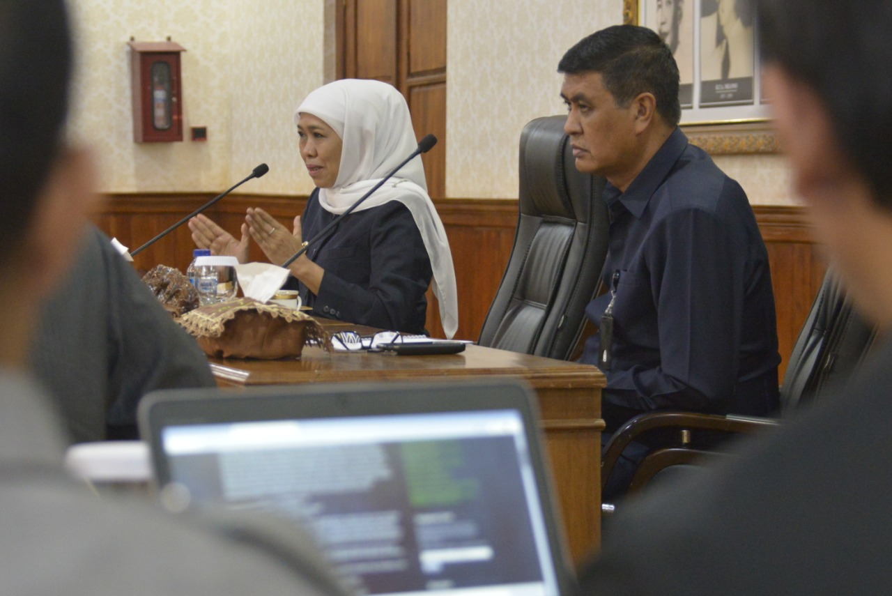 Atasi Kekeringan, Khofifah Distribusikan Air Bersih