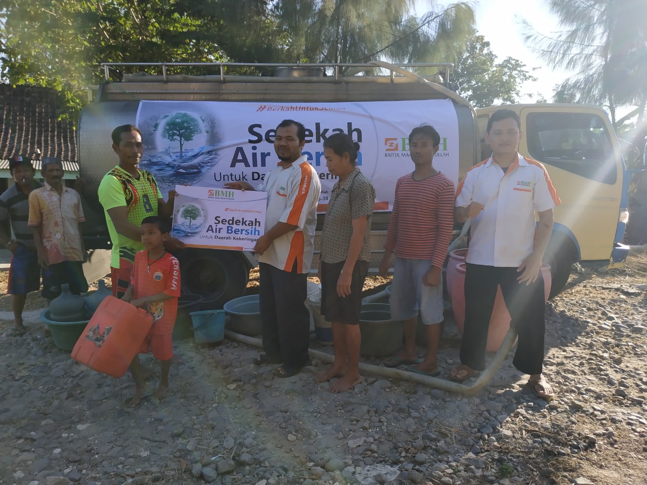 Kemarau Panjang, BMH Jatim Salurkan Air Bersih Untuk Warga Ngawi
