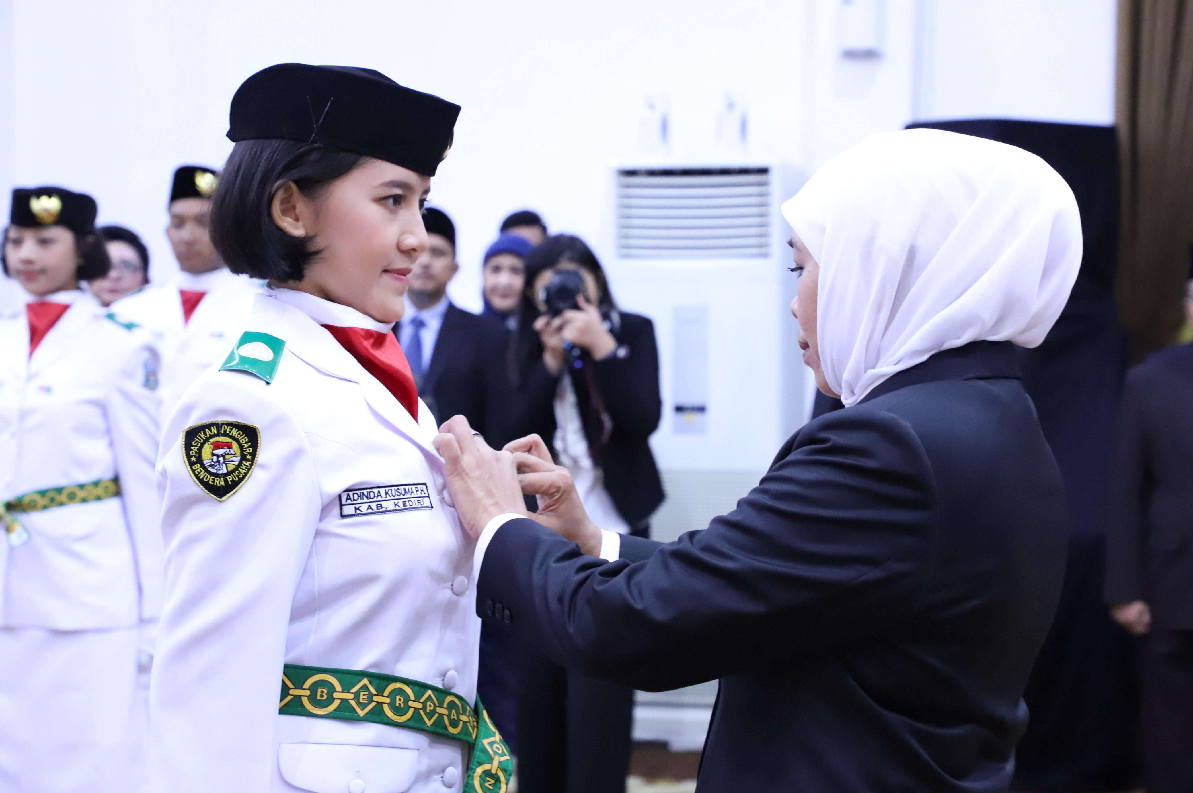Khofifah Kukuhkan 76 Anggota Paskibraka Jatim