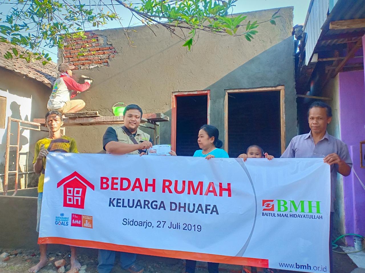 Lewat Bedah Rumah, BMH Bantu Keluarga Dhuafa di Sidoarjo