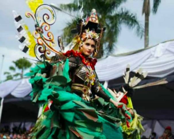 Cinta Laura Hadir Di JFC 2019 Dengan Kostum Dayak Tribal
